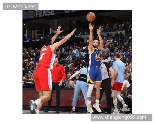 勇士与灰熊季后赛第三场激战回顾：关键时刻的精彩对决与战术分析